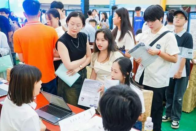 海南省 2024 年"百城千校万企"民企高校携手促就业行动正式启动